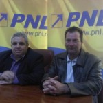 Adrian Ichim (stanga) si Dan Teslaru, presedintele PNL Buhusi (dreapta)
